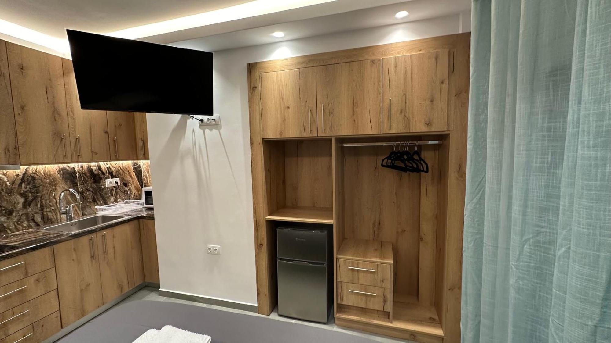 Luxury Semi Basement With Terrace *