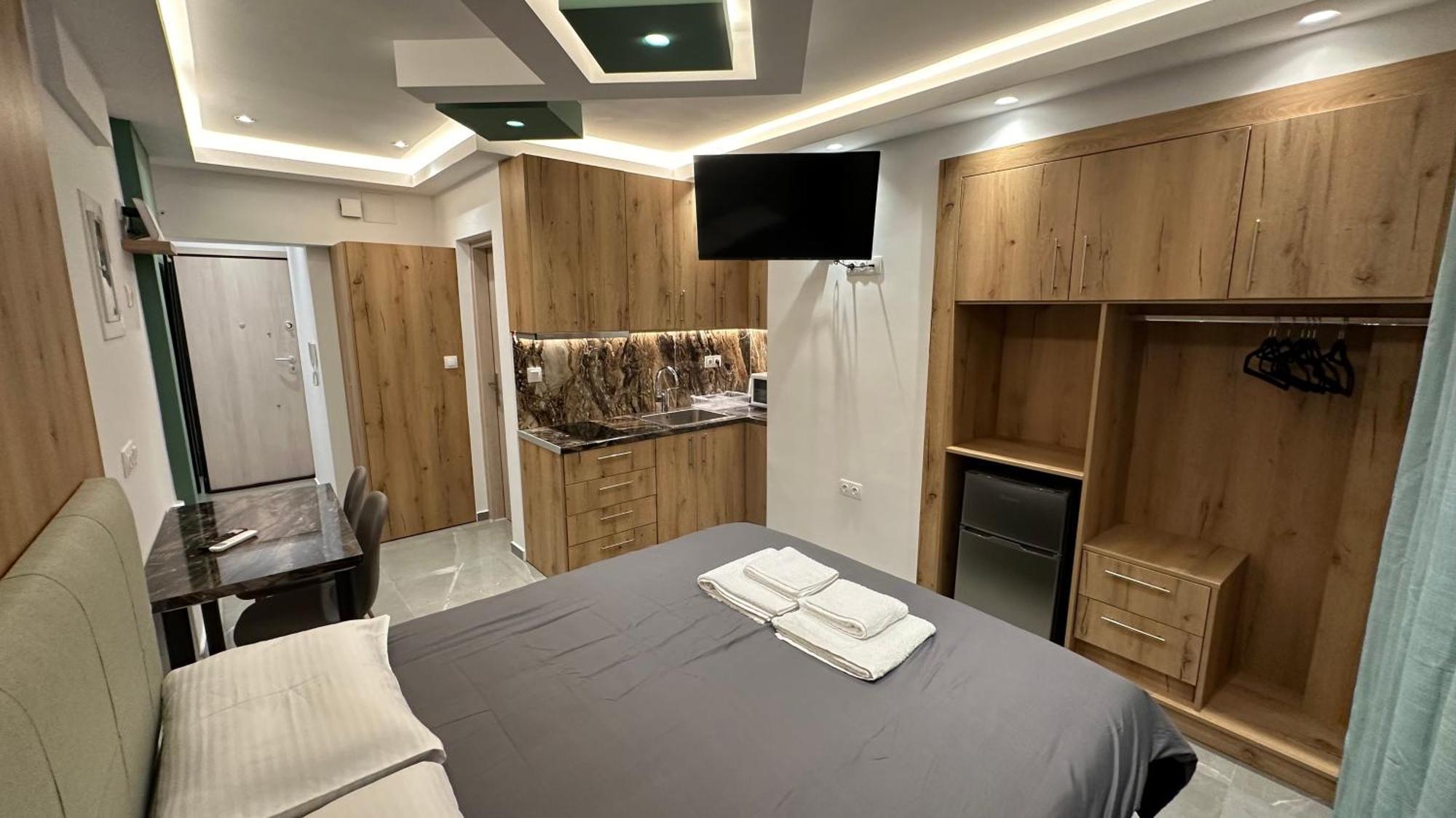 Apartment Luxury Semi Basement With Terrace *